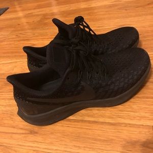 Black nike women’s sneakers